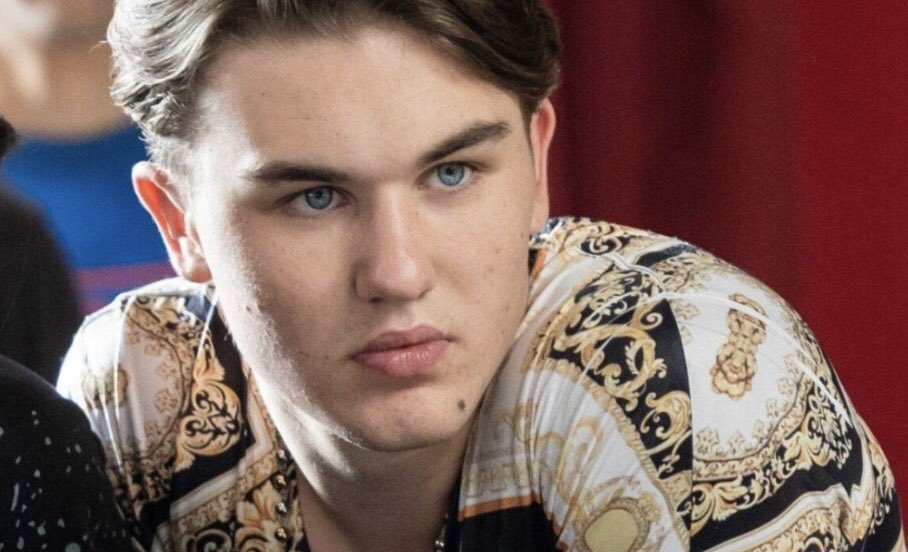 cercolapace's tweet image. Comunque qualcuno li ha mai visti nella stessa stanza? 

#amici22