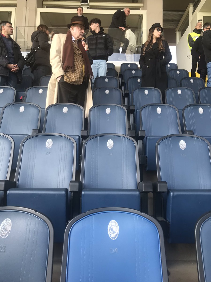 bjlukje's tweet photo. Je komt zondagmiddag in Bergamo gewoon twee jongens uit Heino tegen. En er was een man met hoed. @Atalanta_BC, met Koopmeiners in de basis, verliest met 1-2 van @OfficialUSLecce. Je kan overigens op een meter van het veld zitten. #atalec #seriea https://t.co/Kuxs3kfHma