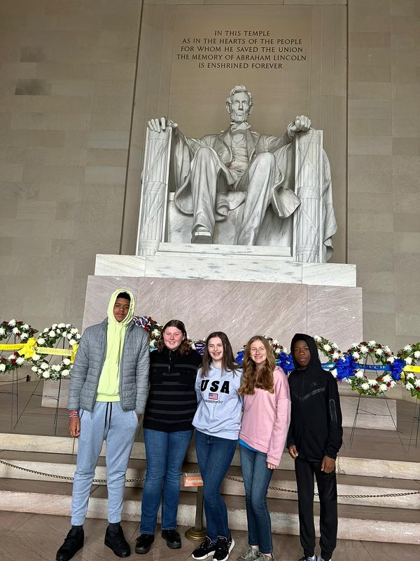 SCAJRHIGH's tweet photo. We’re thankful that the Lord gave our 8th graders an awesome DC experience, and we’re so thankful to have them back home! Rest up on the long weekend, and we’ll see everyone on Tuesday! #GoSaders https://t.co/j3tPRHw7bE