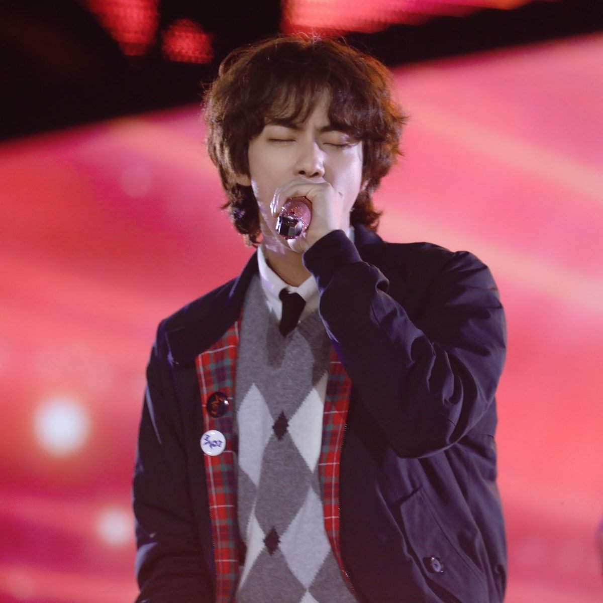 jinniethemoon's tweet photo. Hello!! This is a new seokjin focused acc for posting videos and pictures of bts' precious moon💜 I will also tweet/rt about streaming from time to time for jin and voting for both him and the group as a whole. Let's get thru these months together and keep loving jin forever <3 https://t.co/M1WWLYBE7l