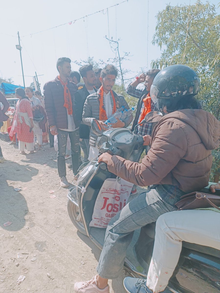 KamleshUK4's tweet image. सेवार्थ विद्यार्थी उत्तरांचल प्रांत के हल्द्वानी नगर इकाई के कार्यकर्ताओं  द्वारा महाशिवरात्री के पावन अवसर पर निशुल्क पानी वितरण का कार्यक्रम किया गया.

#Mahashivratri #StudentsForSeva 
@ABVPVoice @students4seva @iManojNikhra @studentforseva