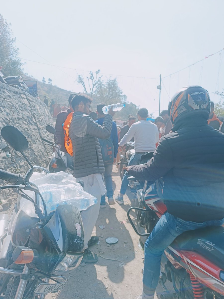 KamleshUK4's tweet image. सेवार्थ विद्यार्थी उत्तरांचल प्रांत के हल्द्वानी नगर इकाई के कार्यकर्ताओं  द्वारा महाशिवरात्री के पावन अवसर पर निशुल्क पानी वितरण का कार्यक्रम किया गया.

#Mahashivratri #StudentsForSeva 
@ABVPVoice @students4seva @iManojNikhra @studentforseva