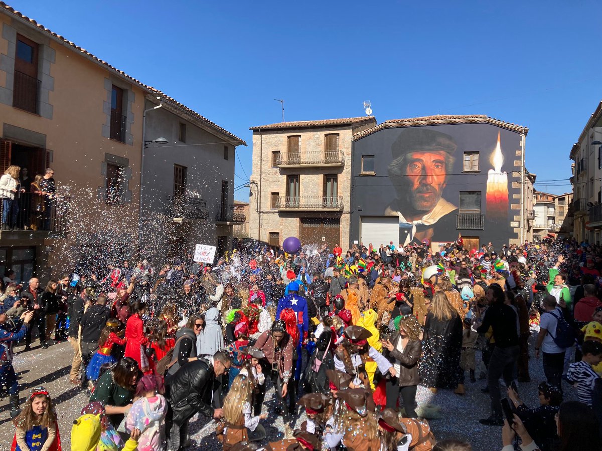 🎉 Centenars de persones han omplert els carrers de #PratsdeLluçanès aquest diumenge al migdia pel celebrar el Carnestoltes.