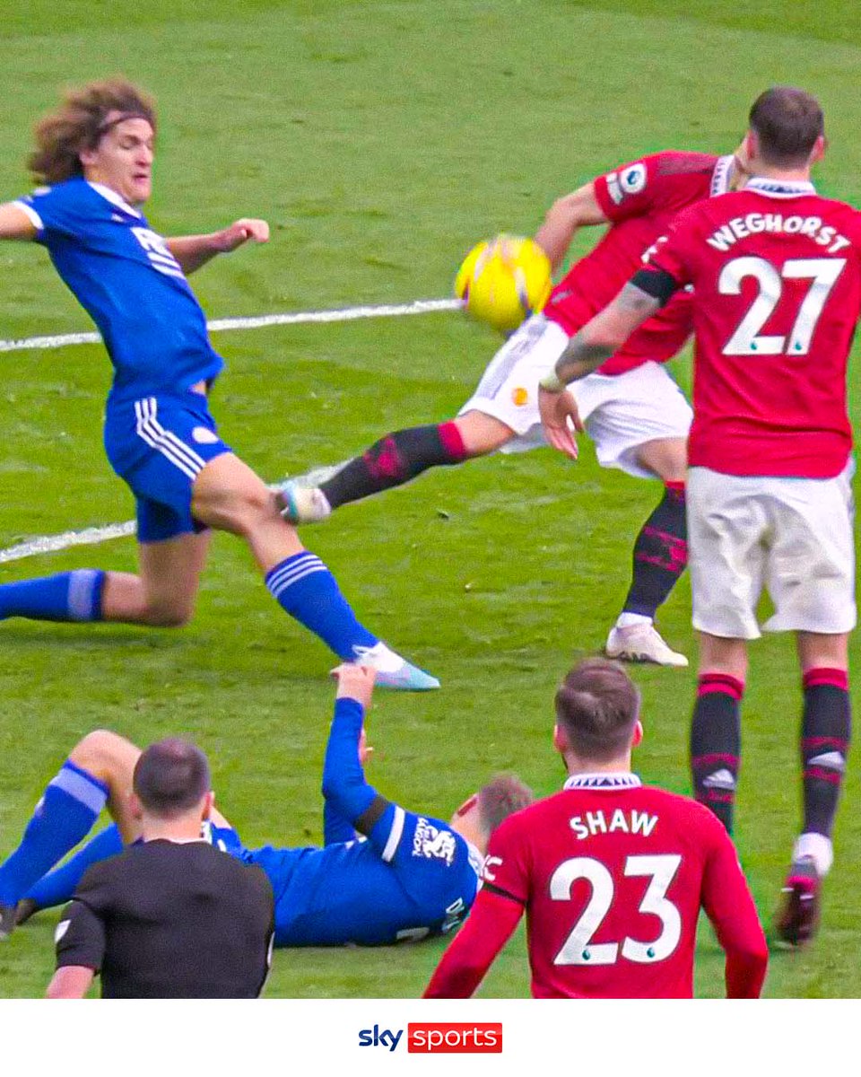 LCFCshitposting's tweet photo. If this happened the other way around, Faes would have been down the tunnel no questions asked. I doubt it would have even gone to VAR.

It's accidental, but it's completely reckless and dangerous. Red card all day 🟥

No card given. No VAR review. Jokers. https://t.co/Evc42tuTB8