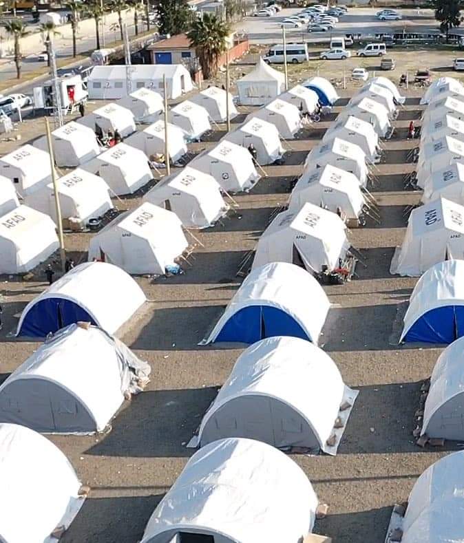 osmanuur6's tweet photo. Depremzede Vatandaşlarımız Çadır Kentlere Yerleşiyorlar. 
*
Çadır Kentlere Yerleşen Depremzede Kardeşimizin Sayısı 1 Milyona Yaklaştı..
*
“Geçici barınma” İçin; Sosyal Tesisleri, Aşevi, Çocuk Oyun Alanları, Kreşleri, Mescitleri, Destek Merkezleri İle Çadır Kentler…

📍Hatay https://t.co/PPCYf3pHFb