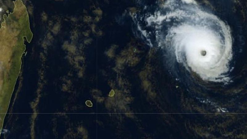 CerfiaFR's tweet photo. 🇷🇪🌀 FLASH | Le cyclone tropical #Freddy, classé désormais en « très intense », se rapproche de l’île de la Réunion. Il génère des rafales estimées à 315 km/h. https://t.co/UJb47TVrdi