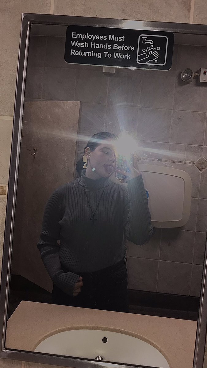 SkyZ_alone13's tweet photo. Honestly, I look like the ugliest person alive but I really like this shirt so… https://t.co/DM9wEb3Iop