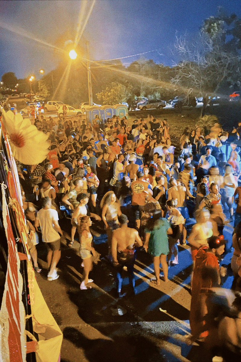 juusaraiva's tweet photo. hoje temmmm maissss bloco de rua em palmas! a partir das 16h, com trio elétrico no estacionamento do neopolitan. ontem foi lindo e hoje vai ser mais ❤️‍🔥 https://t.co/bMfHHtrcQs