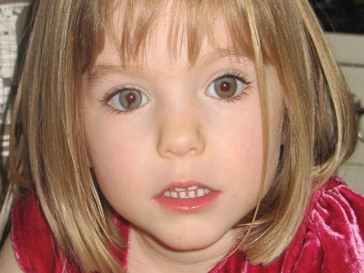 Espera ¿qué? ¿Madeleine McCann está viva? 🤯 Okok, vayámonos por partes ¿quien es Madeline McCann? Ella es una pequeña que desapareció en Praia de Luz, Portugal en Mayo del 2007. Recordemos que sus padres estaban cenando/tomando con amistades a unos 100 metros de la villa+