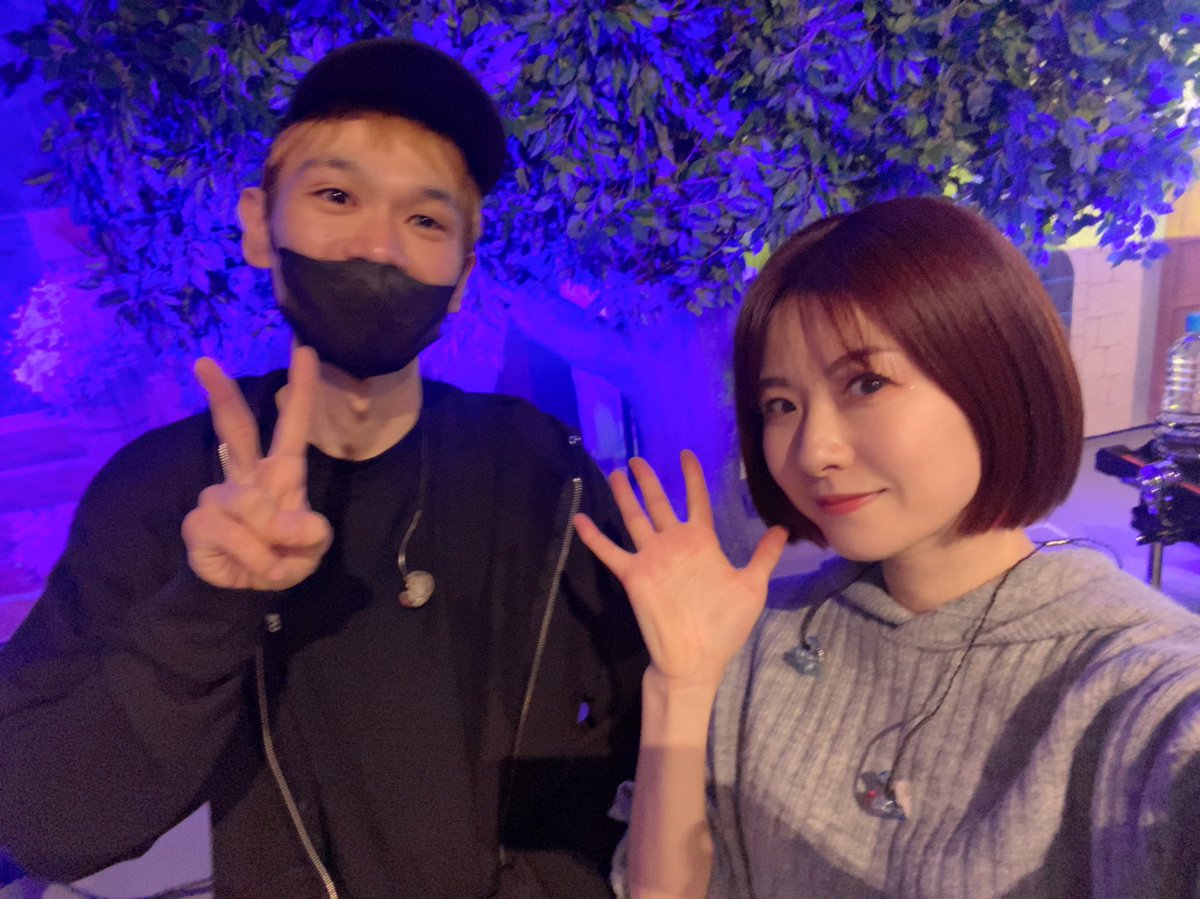 Nonana72's tweet image. 今ツアーで担当してくれたローディーの山谷さん。演奏周りのみならず静電気処理から本番中に壊れた靴の修理まで（！）瞬時に対応してくださった頼れるスーパーマンです。ホントにたくさんお世話になりました！感謝！

#sumika
#TentoTen
#テンテン