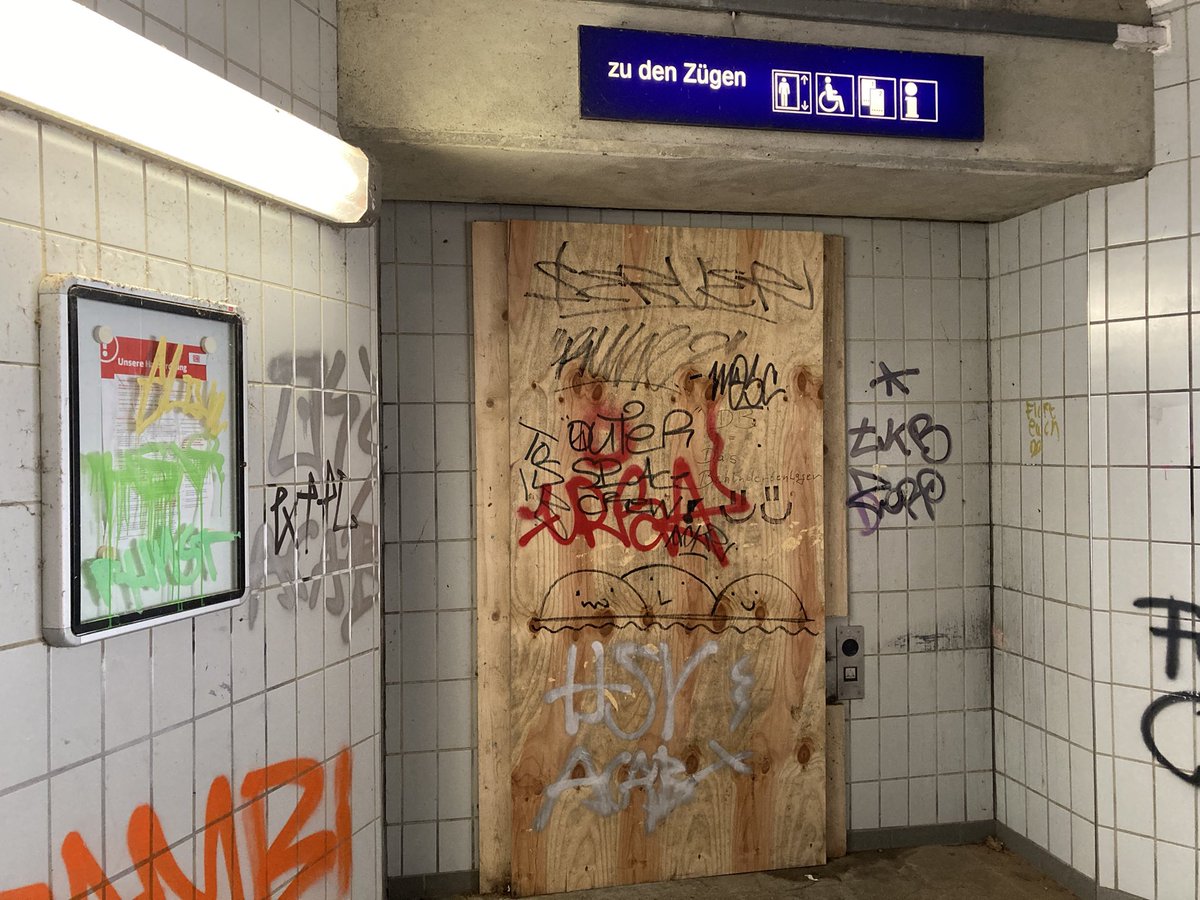 MarcusGrahnert's tweet photo. Baufortschritt #S4 #Hamburg
Ehem Bf #Wandsbek: sämtliche Bahnsteigaufbauten sind entfernt.
Ausfädelung #Hasselbrook: Erste Oberleitungsmasten an künftiger S-Bahntrasse gesetzt. Wird vorübergehend von Fernbahn genutzt, um Anbindung Güterumgehung/Horn neu zu gestalten. https://t.co/JENiDI4z2A