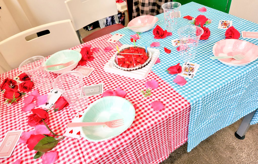 「友達の誕生日パーティーしてきた!!てんやわんやでめちゃくちゃバタバタしてたけど何」|黒豚ピギーのイラスト