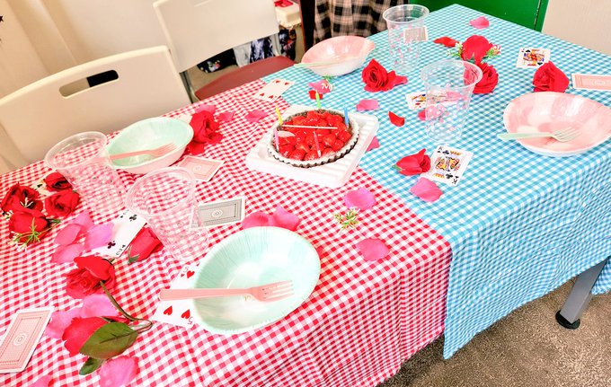 友達の誕生日パーティーしてきた!!てんやわんやでめちゃくちゃバタバタしてたけど何とか形になって良かったタンブラーとか本とかバッグとか色々作ってプレゼントしてきたよ 