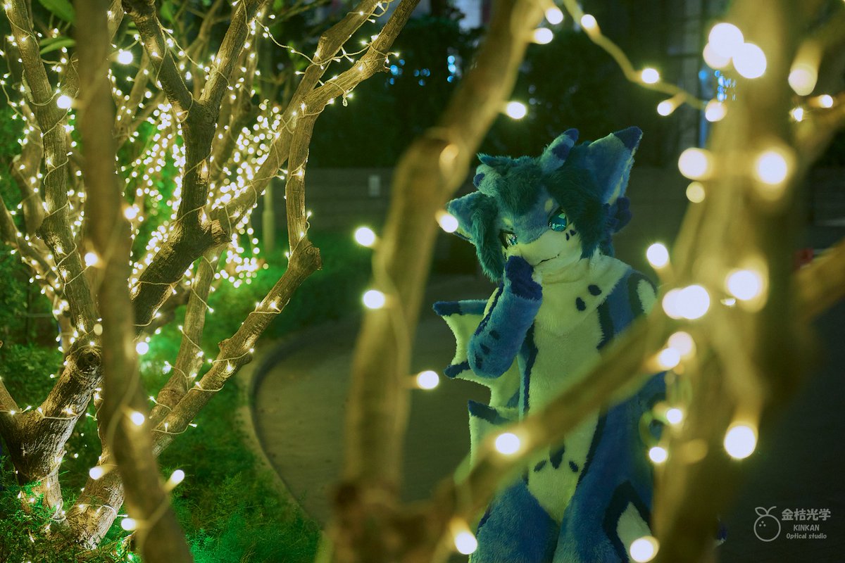 #FursuitFriday 
待到山花烂漫时，她在丛中笑.
彼女は叢の中で笑った。
📷：<a href="/LittleApplecat/">Gomeow·金桔·柠檬茶</a>

*假装今天是周五*