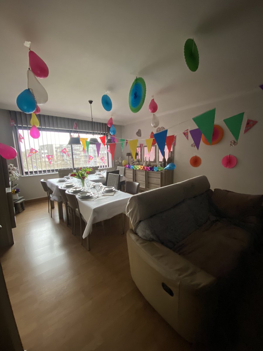 Today I surprised my mom for her birthday and decorated the house but it ended to be looking like a kids birthday party 😂😂