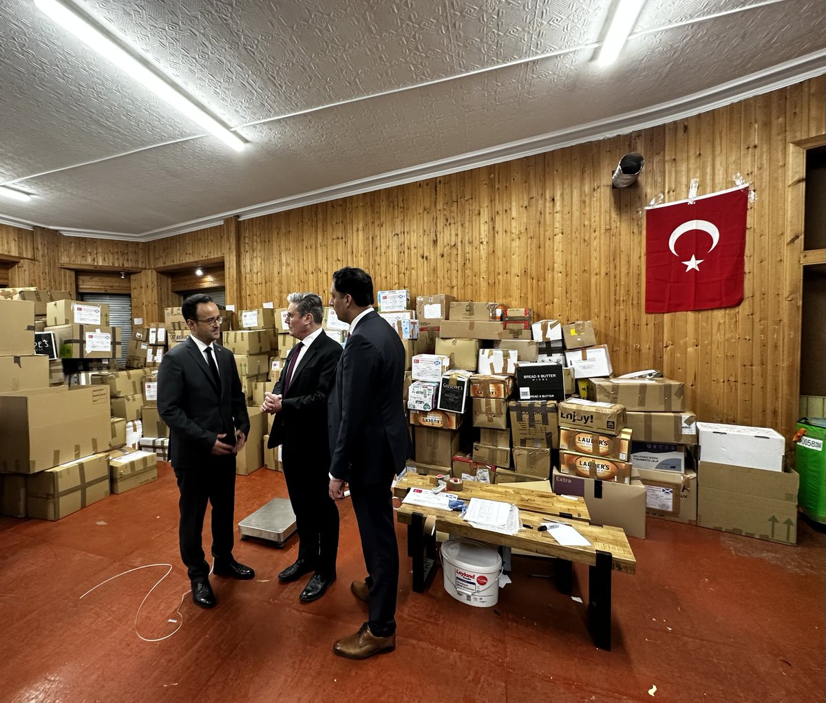 Türkiye in Edinburgh (@tc_edinburgbk) on Twitter photo İşçi Partisi Lideri Sayın <a href="/Keir_Starmer/">Keir Starmer</a> ve <a href="/AnasSarwar/">Anas Sarwar</a> Edinburg’daki deprem yardım merkezimizi ziyaret etti. Başkonsolosumuz Özgür Yavuzer'den faaliyetler hakkında bilgi alan Starmer, ülkemize başsağlığı ve destek mesajını yineledi. Gösterdikleri dayanışma için teşekkür ediyoruz. İşçi Partisi Lideri Sayın <a href="/Keir_Starmer/">Keir Starmer</a> ve <a href="/AnasSarwar/">Anas Sarwar</a> Edinburg’daki deprem yardım merkezimizi ziyaret etti. Başkonsolosumuz Özgür Yavuzer'den faaliyetler hakkında bilgi alan Starmer, ülkemize başsağlığı ve destek mesajını yineledi. Gösterdikleri dayanışma için teşekkür ediyoruz.