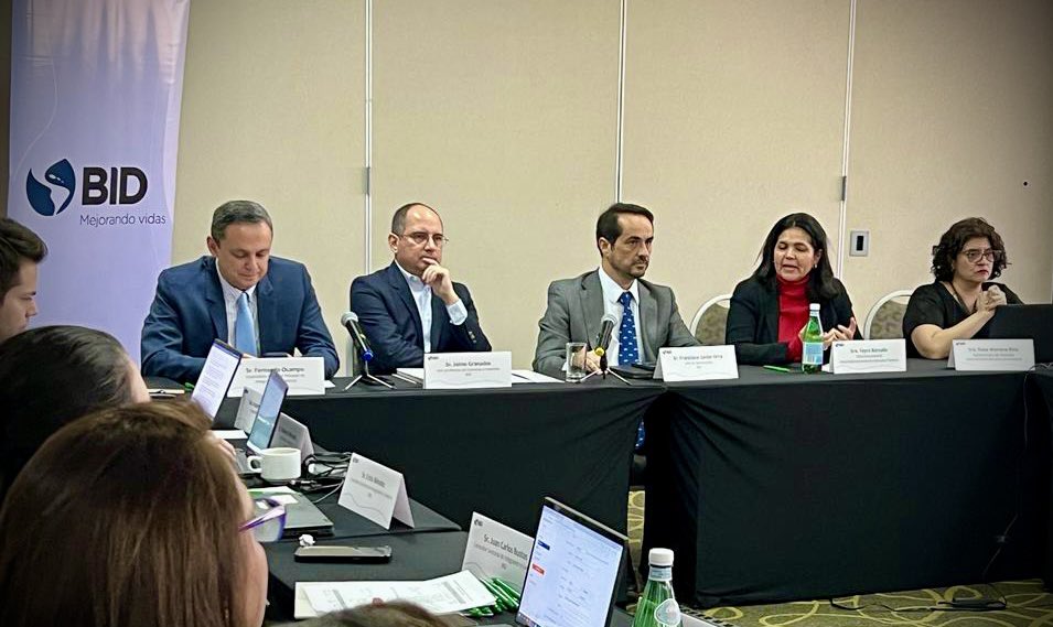 We concluded this week the Central America Regional Integration workshop with participation of custom and border officials from all the region. @the_IDB is committed with the regional integration, facilitating trade across the region. @FabrizioOpertti @comexcr @Manuel_Tovar_R