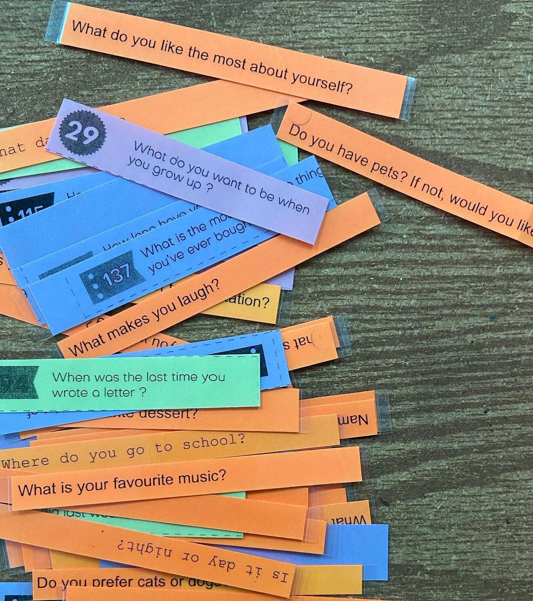 teacher2teacher's tweet photo. What are your favorite classroom culture-builders? 

T @HeatherMoraal uses a glass cup, some sheets of colorful paper and a few of the right questions to build bonds with Ss: 

#KidsDeserveIt https://t.co/77CZQamKo3