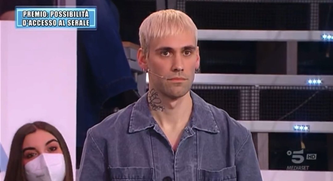 contechristino's tweet photo. Lui solo qui ha realizzato che l'ospitata era una trappola mariana per rapirgli i bambini dai camerini e arruolarli a C'è Posta. #Amici22 https://t.co/bl3fS2N2Kj