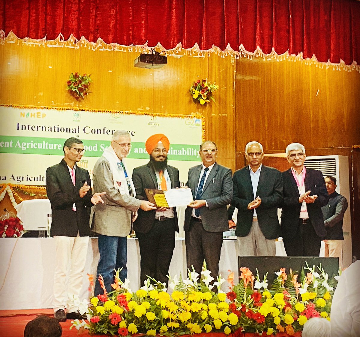 dhillonjagmohan's tweet photo. Best oral presentation award at International Conference- (INCLIMATE 2023) at CCS HAU, Hisar sponsored by DST, Haryana, NABARD and NAHEP. #INCLIMATE #plantpathology #plantscience https://t.co/sdiyrDQVCc