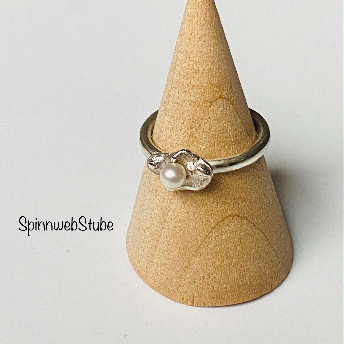 Freue mich, euch diesen Artikel aus meinem Shop bei #etsy vorzustellen: Ring aus Silber "Gegossen mit Perle" etsy.me/3KjLdOk