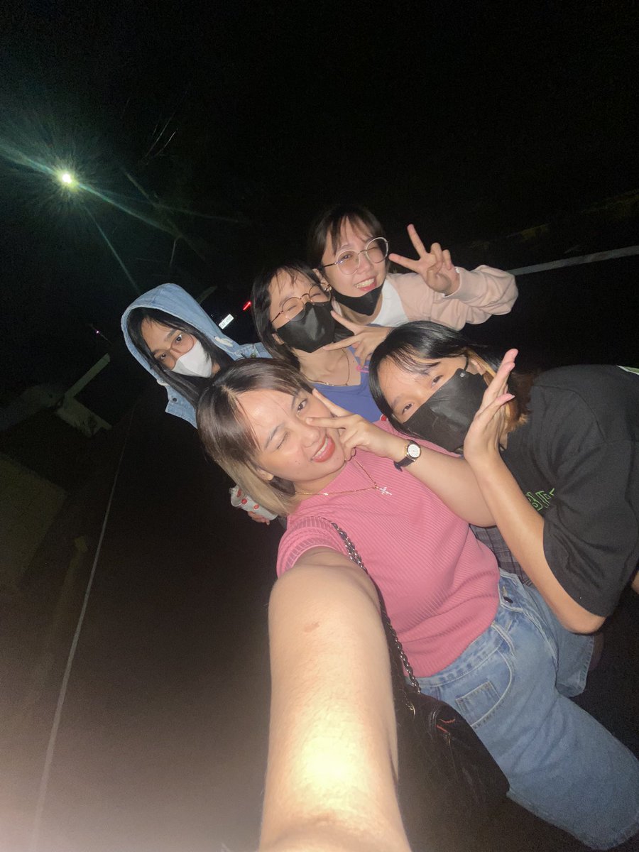 gracebuenavee's tweet photo. *pic tayo na parang gen z* https://t.co/TxE39i4rmM