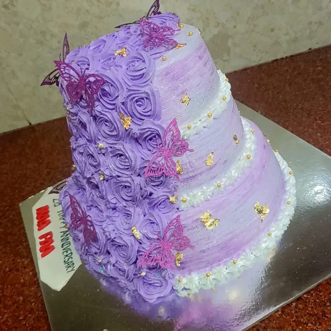 'The beauty of a cake lies in its delicious layers.'💜💜💜

Flavours- Pineapple, Rose😍
5 Pounds Anniversary Cake for Maa Paa❤️
Direct message us for orders📩📩
.
.
#bakers #themecake #cakelovers #egglessbaking #chef #sponge #couplecake #anniversarycakes