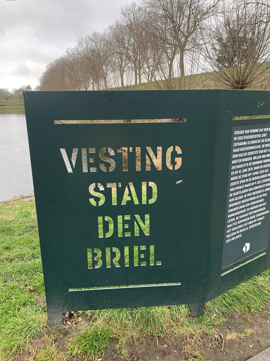 sunnygirlangie's tweet photo. Vanmiddag was ik in het pittoreske Brielle alleen het weer was niet zo pittoresk helaas. We gingen lunchen ter gelegenheid van de 84e verjaardag van mijn nog altijd fitte vader 🙏. Dat was fijn en gezellig 😊. #Brielle #ChezAndre https://t.co/XL7CGkuTXd