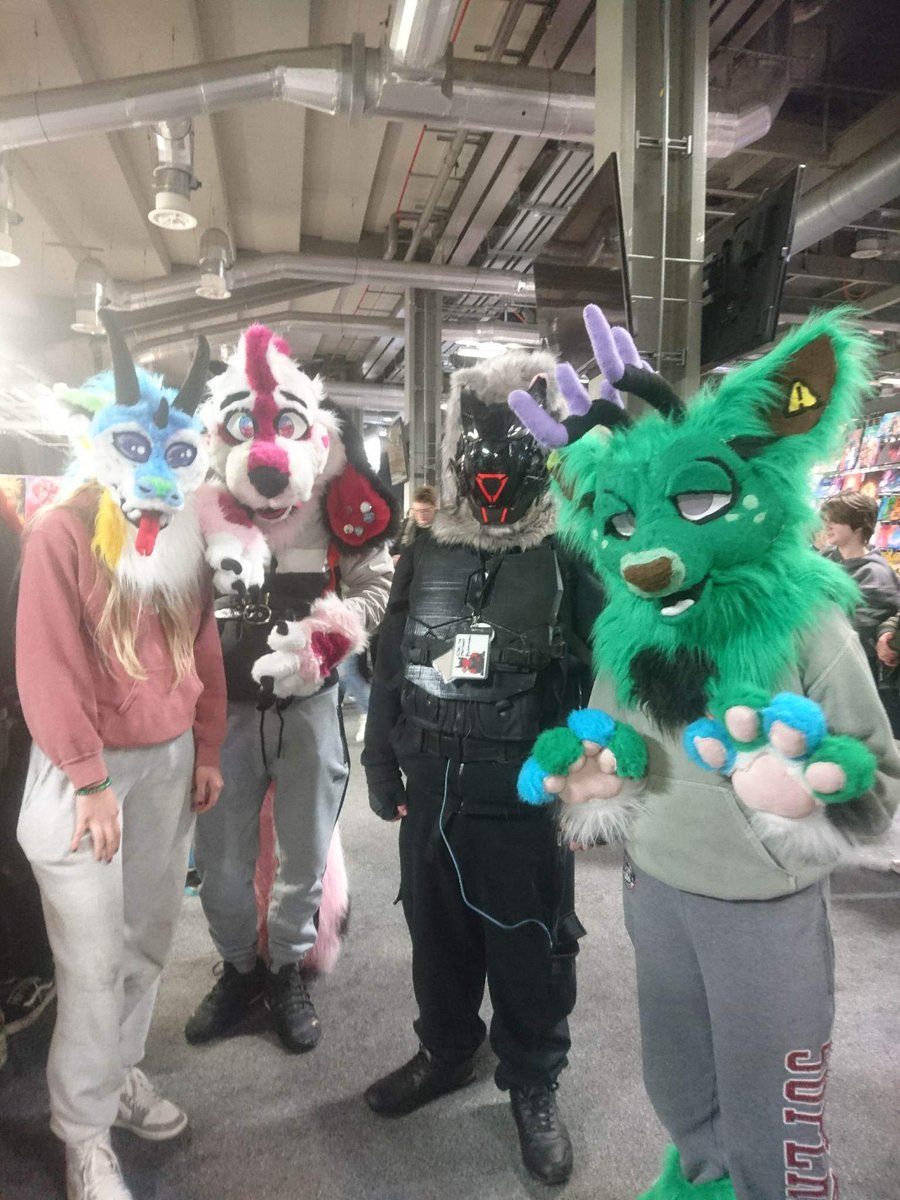atomicfallout67's tweet photo. Pt 2/2 Whent to #birminghamanimeandgamingcon over the weekend as hijak the #protogen #atomicfallout67 #furry #furryuk #furrypride #protogen #fursuit #anime #birmingham #birminghamanimeandgamingcon2023 https://t.co/g5evdSctD3