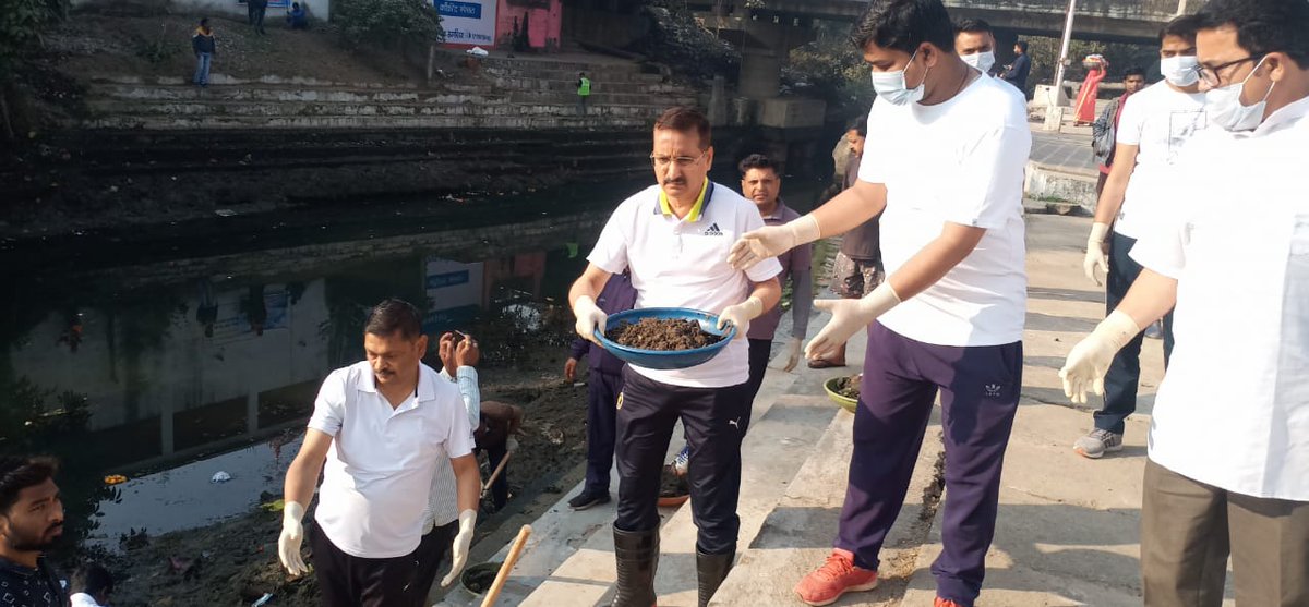 KrishnaDevTrip6's tweet photo. उमरिया जिले की पहचान  प्राकृतिक सुन्दरता, स्वच्छ पर्यावरण तथा वन्य जीवों से है। दूषित उमरार नदी इस छवि के विपरीत है। इसी उद्देश्य से उमरार नदी पुनर्जीवन अभियान आज शुरू किया गया। नगर के प्रबुद्धजन, स्वयंसेवी संस्थाओं एवं स्थानीय निवासियों ने उत्साहपूर्वक श्रमदान में भाग लिया। https://t.co/zIuHAgz9kd