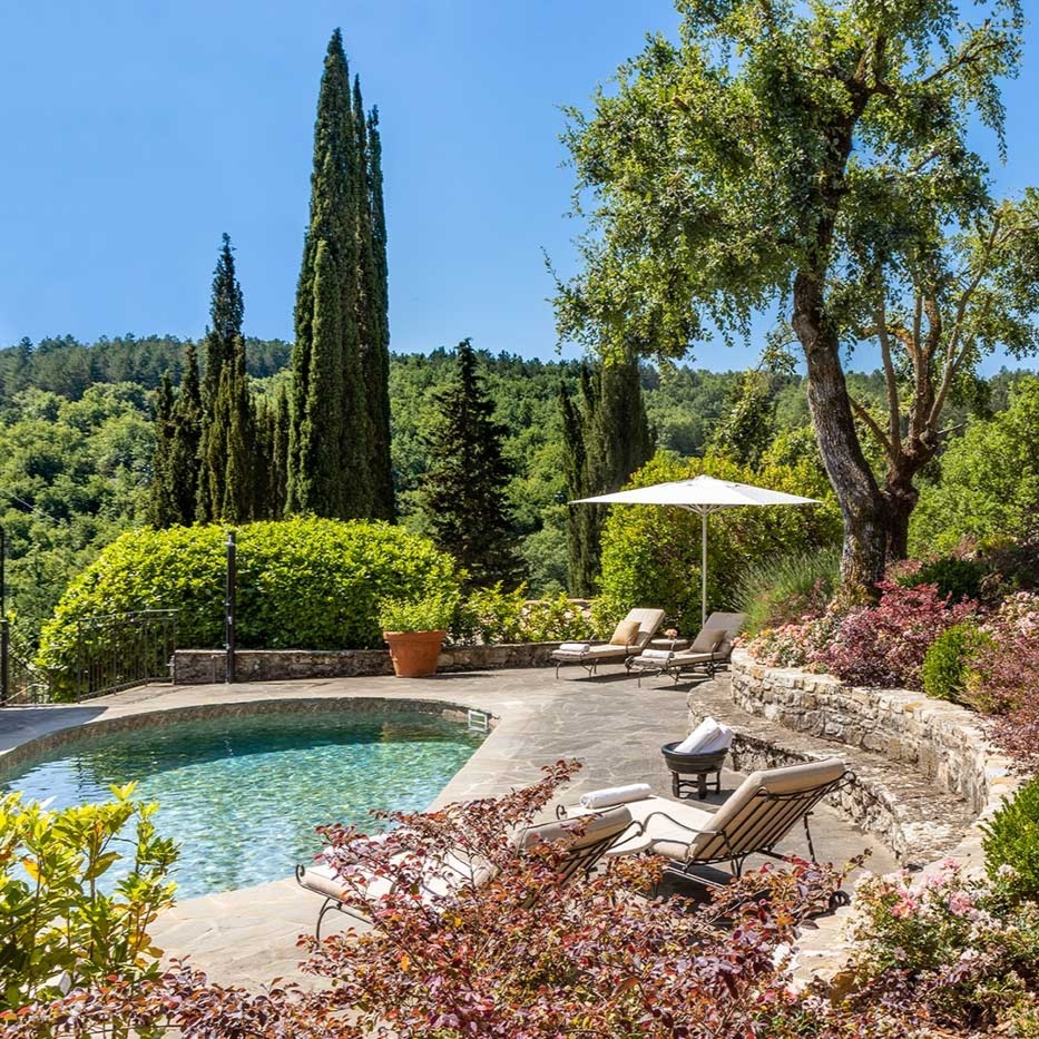 RentalEscapes's tweet photo. Who wants to spend their Sunday in the shades of the pergola in Italy?
.
.
.
#rentalescapes #travel #luxuryvilla #luxurytravel #luxuryhomes #luxuryrealestate #luxurylifestyle #beautifuldestinations #luxuryliving #luxuryworldtraveler #holidayrental #italy #chianti https://t.co/ROfIsN4Fx0