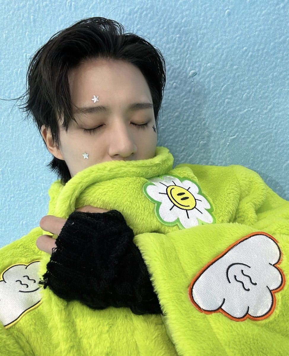 leezenonct's tweet photo. #이젠O423 
took this photo while filming best friend ever, posted it because i look cute. https://t.co/SGZG5R6wSP