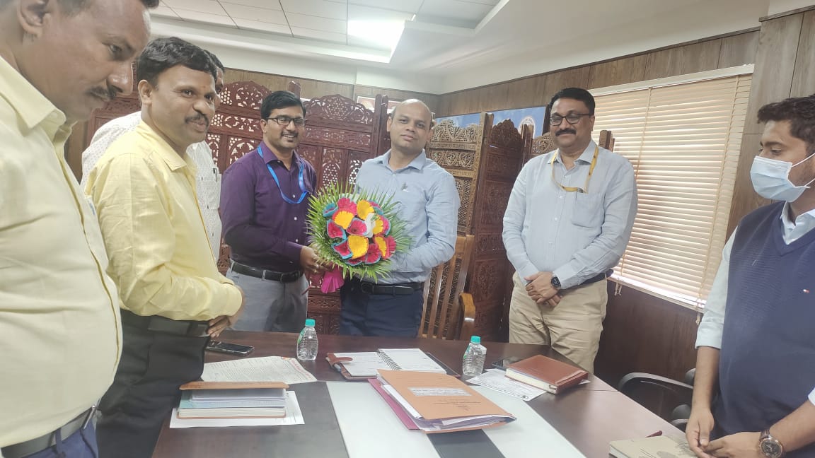 MdrsPrincipal's tweet photo. ಮಾನ್ಯ ನಿರ್ದೇಶಕರನ್ನು ಪ್ರಾಂಶುಪಾಲರ ಸಂಘದ ಪರವಾಗಿ ಭೇಟಿಯಾಗಿ ಪ್ರಾಂಶುಪಾಲರುಗಳಿಗೆ ನ್ಯಾಯ ಒದಗಿಸಲು ಮನವಿ ಮಾಡಲಾಯಿತು. ಮಾನ್ಯ ನಿರ್ದೇಶಕರು ನಮ್ಮ ಮನವಿಗೆ ಒಳ್ಳೆಯ ಪ್ರತಿಕ್ರಿಯೆ ನೀಡಿರುತ್ತಾರೆ. https://t.co/YkIieheKKo