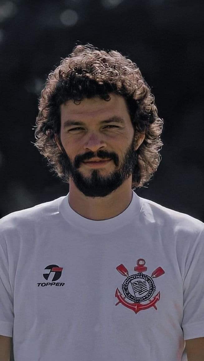MinasdoTimao's tweet photo. Hoje é o aniversário de dois ícones corinthianos do esporte brasileiro! 

Dr. Sócrates se estivesse vivo estaria completando 69 anos! Sócrates eterno! 🖤 

E a nossa rainha Marta está comemorando seus 37 anos de vida! Parabéns rainha!! 🎉🎉🎉 https://t.co/SLVU3poax3