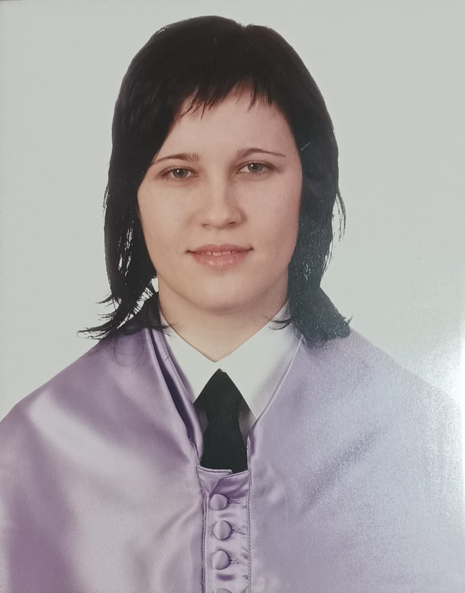 encadb's tweet photo. Si hubiera sabido que una licenciatura acabaría con mi salud física y mental, no hubiera dejado en manos de aquella peluquera el día más liberador de mi vida. https://t.co/FFctxtxNIv