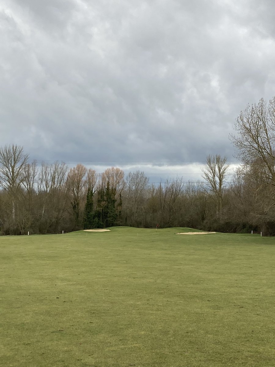 Meso_Mk2's tweet photo. 約3ヶ月ぶりのゴルフ🏌️‍♀️
曇天で途中雨も降りましたが、やっぱりゴルフは楽しい！
久しぶりにしぎて途中から左股関節/左脇腹に痛みを伴ったが、スコアは中々良く、真の意味で実力が安定してきたか？
（※写真は推定170yardでパーオンしたもの、当然3パッドでボギーでした🤣） https://t.co/Pyif7IEzV5