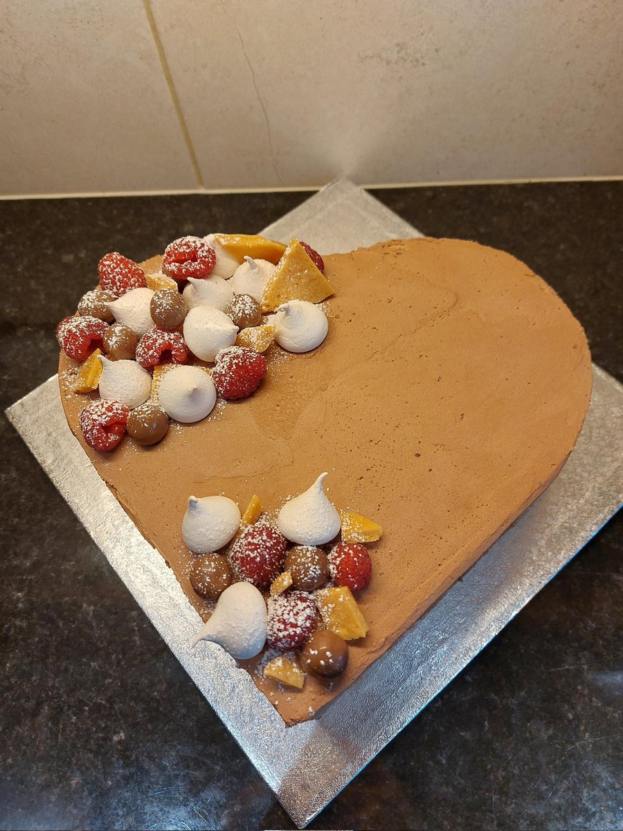 LearningLucanCC's tweet photo. A creative cake decorated by our talented Transition Year student Isabel McKillop for the @ATHE_HomeEc Déanta Le Grá competition! https://t.co/mUZCKt5n9O