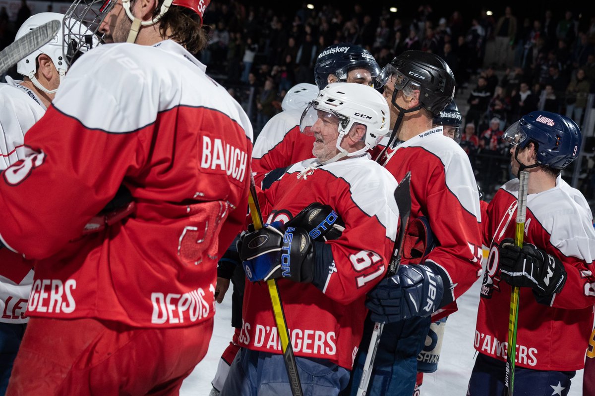 DucsdAngers's tweet photo. Plusieurs générations, la même passion 🥰

Victoire 7-3 de l’équipe rouge (𝑱𝑨𝑴𝑰𝑬𝑺𝑶𝑵) face à l’équipe blanche (𝑫𝑼𝑺𝑺𝑬𝑨𝑼) lors de ce match des légendes 🏒 https://t.co/G9CNJHd0yO