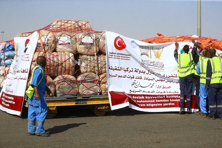 🇸🇩 Sudan, depremzedelere 2 bin çadır ve 20 bin battaniye gönderdi.