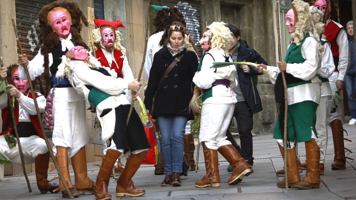 SabiasGalicia's tweet photo. Sabías que os protagonistas do #Entroido de #Vigo son os Merdeiros. Pasean saltando e gritando co obxectivo de asustar e incomodar á xente. Van armados cunha vara pero sen intención de facer dano. 👇 https://t.co/qVI6a3Kcd7