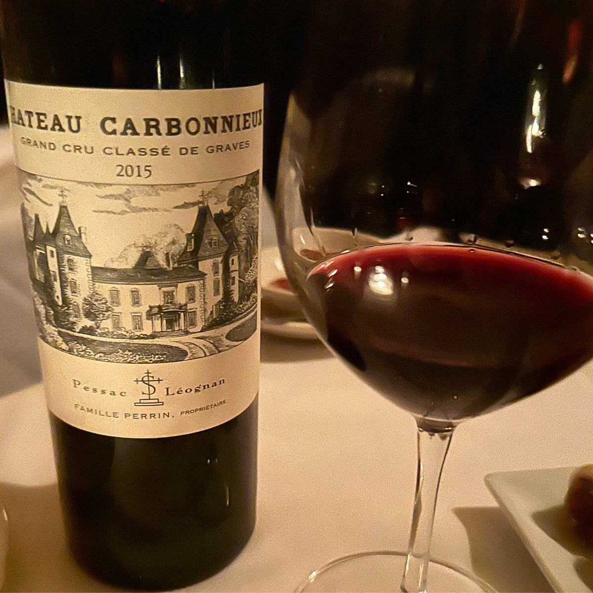 MarkOldman's tweet image. Such a pleasure to return to the savory minerailty and fine silk of Planet Bordeaux. Generous, refined, medium-bodied, licorice-tinged 2015 Château @Carbonnieux.  Must. Find. More. 🤤 
.
#Bordeaux #Graves #PessacLéognan #Cabernet #Bordelais #Merlot #PetitVerdot