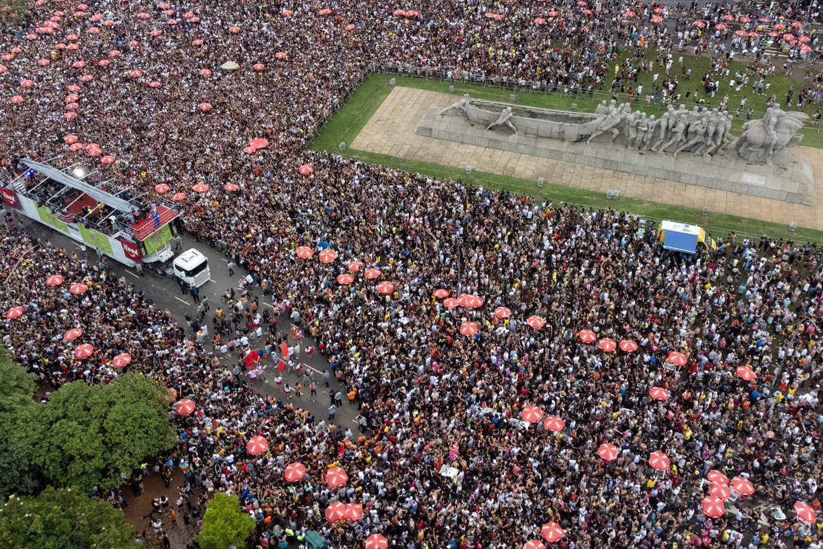 Metropoles's tweet photo. Imagens aéreas do desfile do Bloco da Pabllo, na Avenida Pedro Álvares Cabral, zona sul de São Paulo, neste domingo (19/2).

📸Fábio Vieira/Metrópoles https://t.co/QNUzOPpzjg