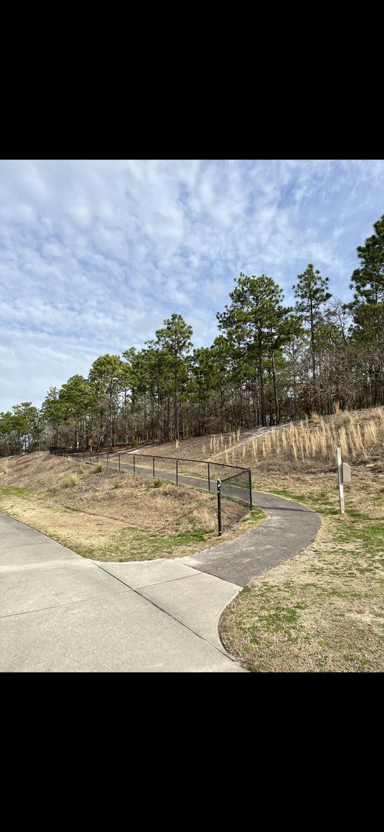 JordanD91691054's tweet image. Arrowhead Park is right next to the school #EDN330s23Tour #CommunityMapping #SilverLakes