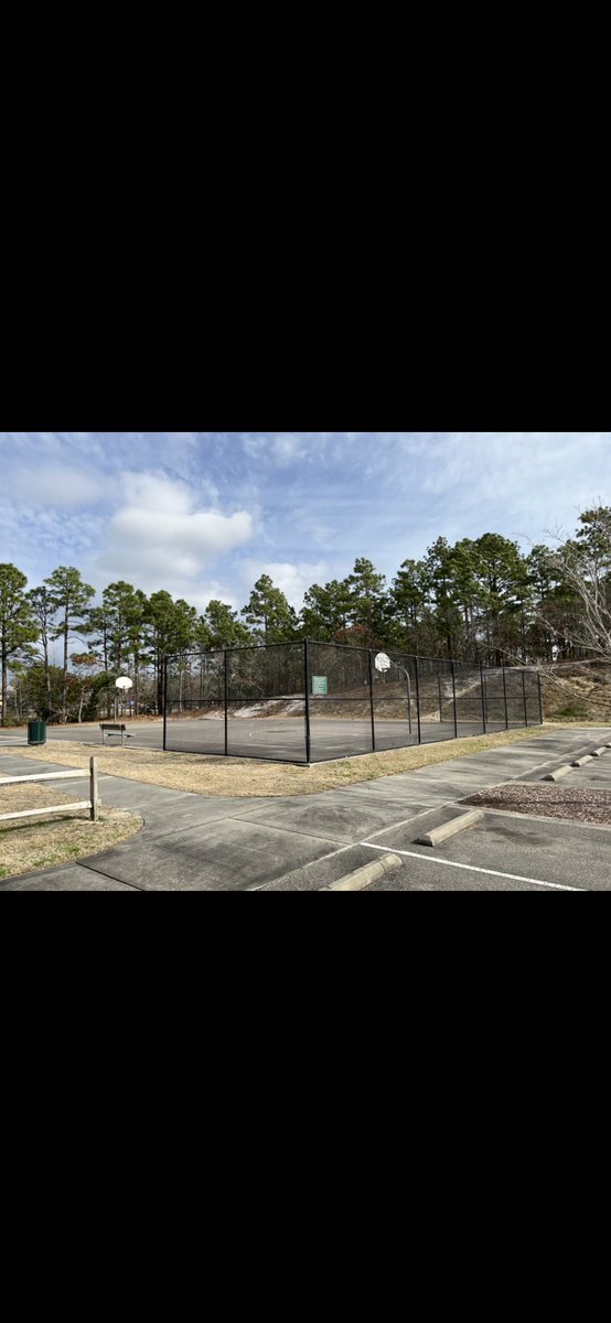 JordanD91691054's tweet image. Arrowhead Park is right next to the school #EDN330s23Tour #CommunityMapping #SilverLakes