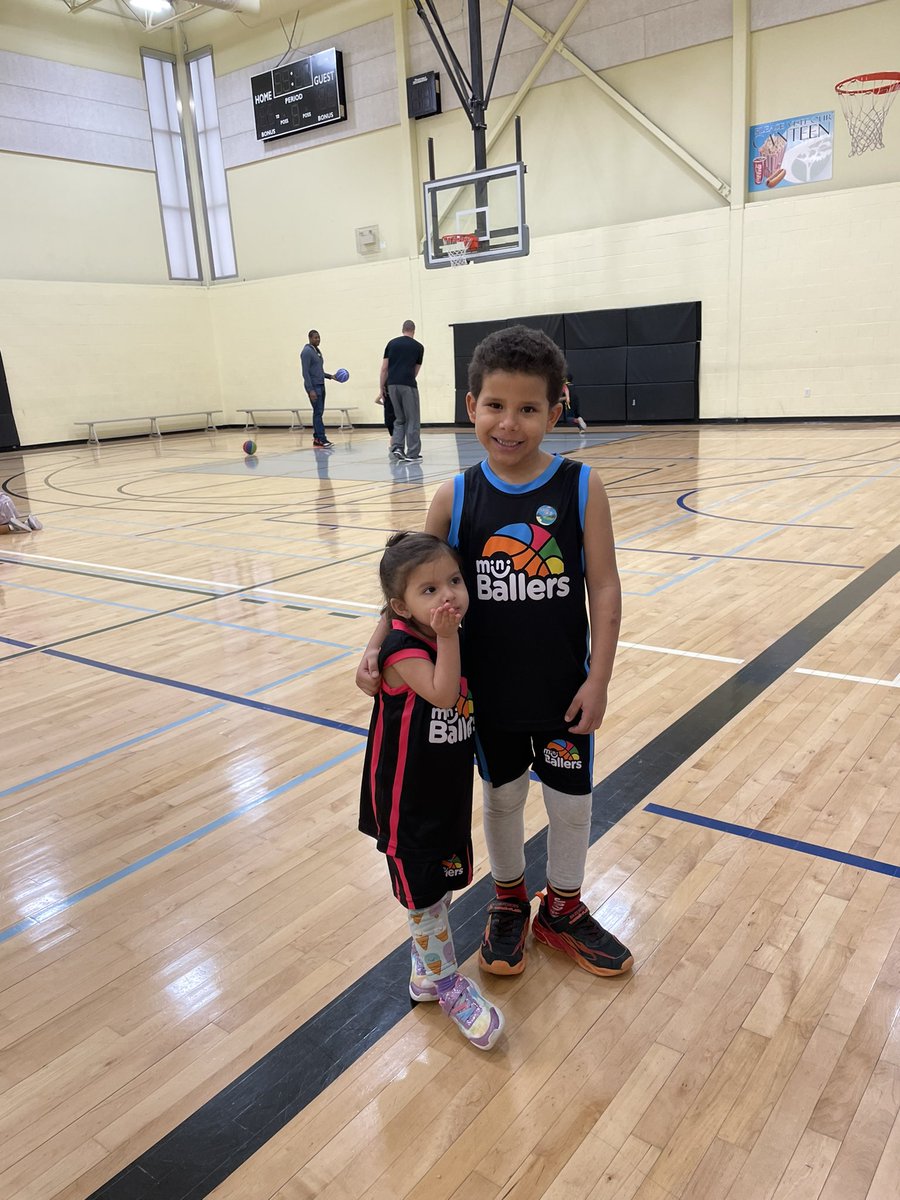 JosueBadi's tweet photo. Family time basketball 🏀 https://t.co/5jkSg9gGk4