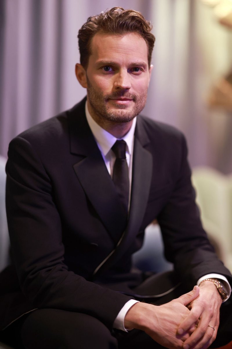 jamiedornanpt's tweet photo. HOLY F#CK! 🔥

Jamie Dornan backstage during the EE BAFTA Film Awards 2023 at The Royal Festival Hall today. #JamieDornan https://t.co/I30vmPBfF6
