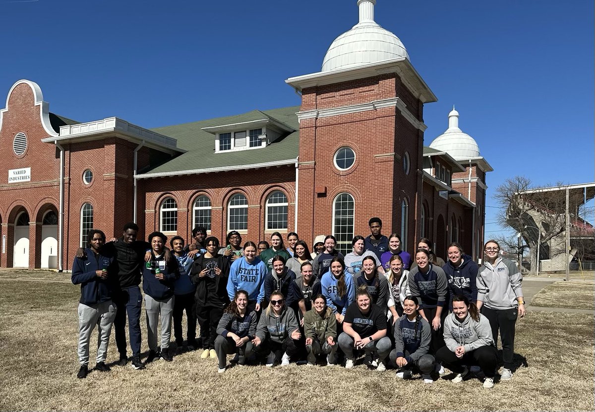 Spent the morning with our softball team and men’s basketball team doing some community service!!
#sfccwbb #roadrunnernation
<a href="/sfccmoAthletics/">SFCC Athletics</a>
