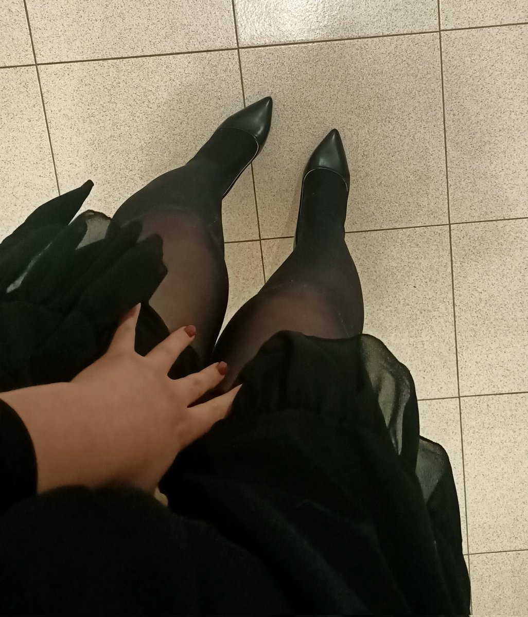 CarlottaCurvy's tweet photo. Total black is sexy

#nylons #pantyhose #collant #tights #stockings #calze #brunette #curvy https://t.co/v9en8ieTus