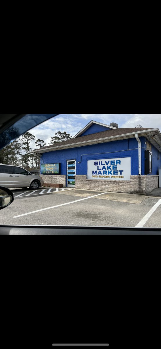 JordanD91691054's tweet image. Local businesses near the school #EDN330s23Tour #CommunityMapping #SilverLakes