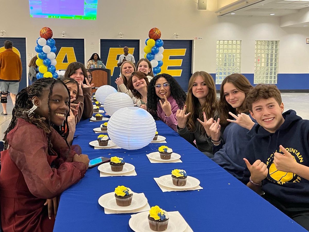 matadorsgbb's tweet photo. Another thanks to Sugared Edge Bakery for the donation of cupcakes for our banquet! https://t.co/4TDhL7O5jj